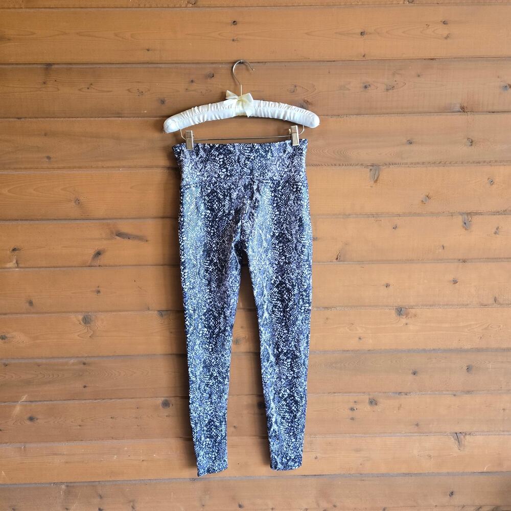 Spanx Faux Leather Snake Shine Legging NWT L Grey Snakeskin Pull On Pant Python - Picture 4 of 6